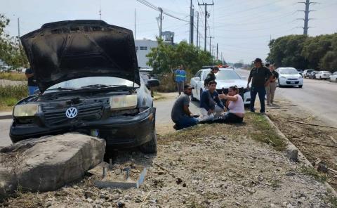 Dama chocó su auto en una roca