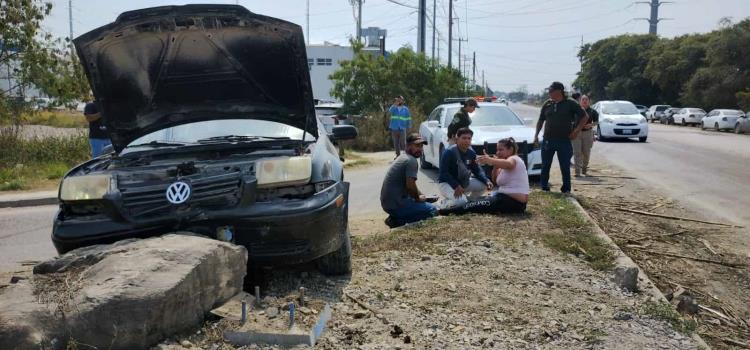 Dama chocó su auto en una roca