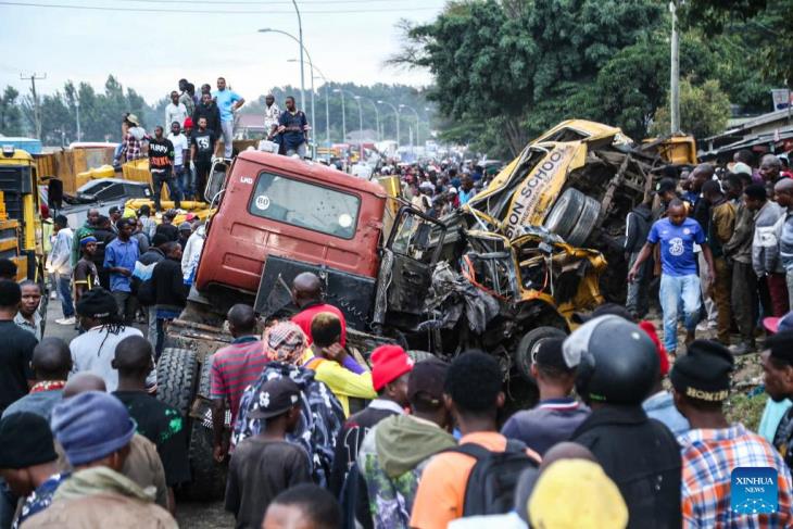 Camión colisiona con 3 autos en Tanzania; 25 mu3rt0s