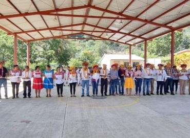 Presidente Municipal inauguró techumbre en primaria indígena
