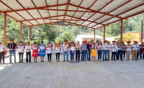 Presidente Municipal inauguró techumbre en primaria indígena