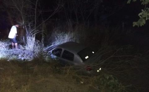 AUTO SE SALIÓ DEL PAVIMENTO