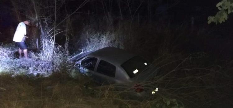 AUTO SE SALIÓ DEL PAVIMENTO