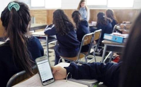 ´Regularán´ celulares en salones de clases