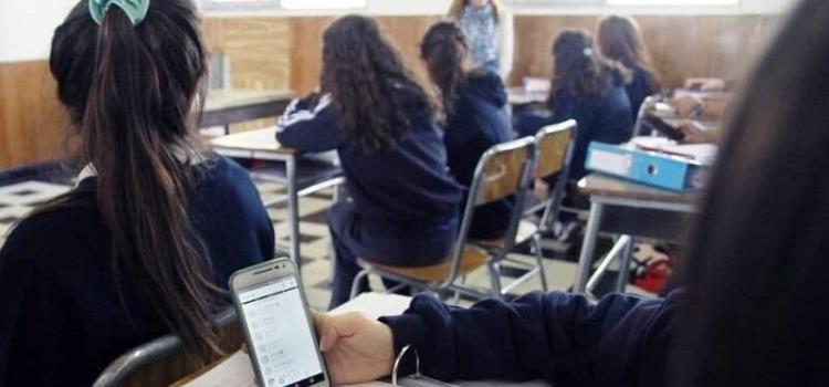 ´Regularán´ celulares en salones de clases