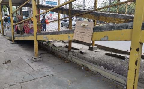 Usan como baño puente peatonal