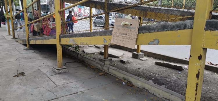 Usan como baño puente peatonal