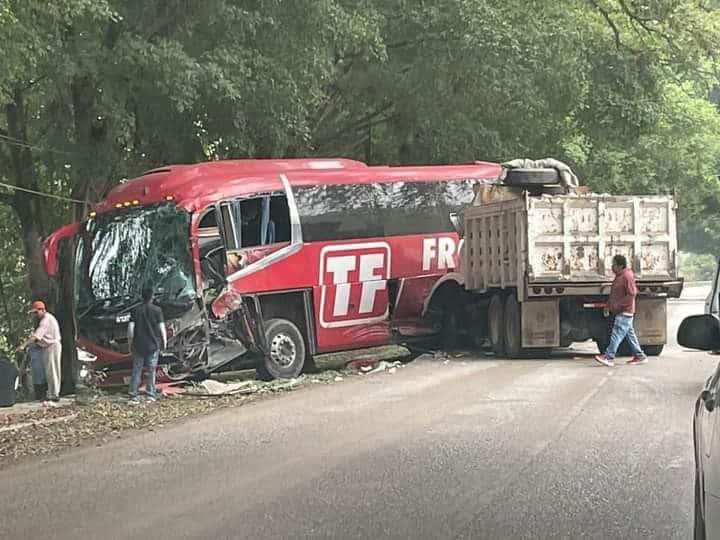 CHOCÓ CAMIÓN CONTRA AUTOBÚS