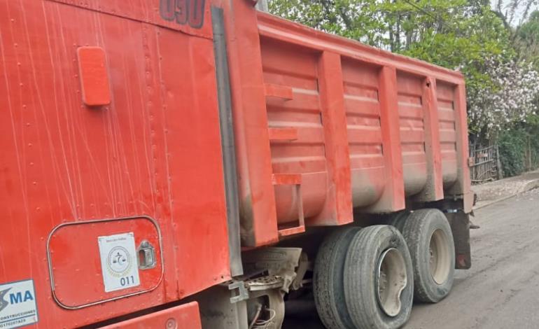Daños materiales en choque de camiones