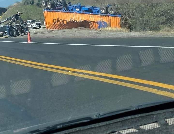 Volcó caja  de tráiler