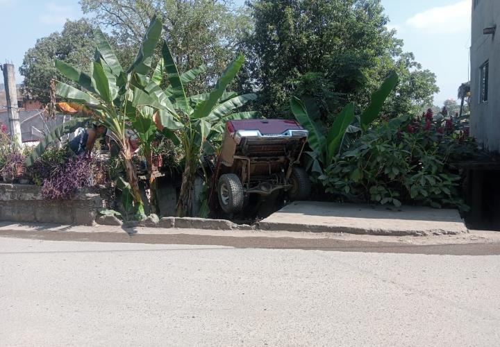 Camioneta termina empinada en Los Tamarindos