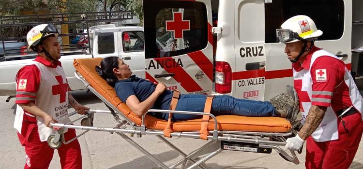 Mujer herida en choque de moto       