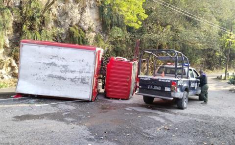 Termina camión Coca-Cola volcado en Cuapacho