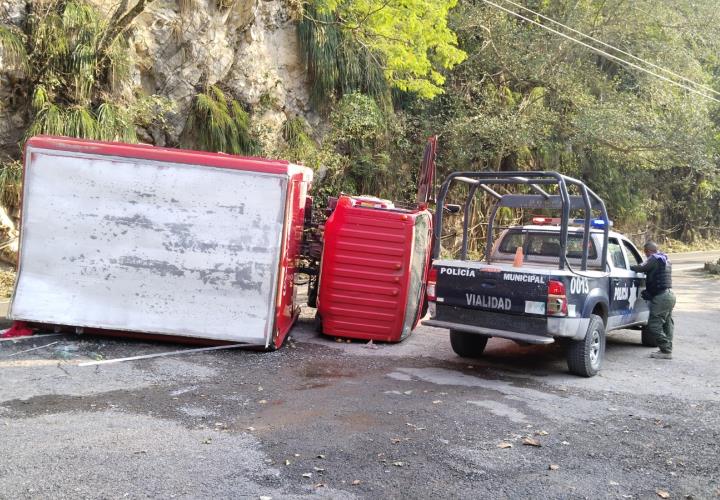 Termina camión Coca-Cola volcado en Cuapacho
