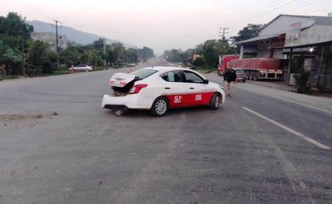 Taxi impactado por motociclista