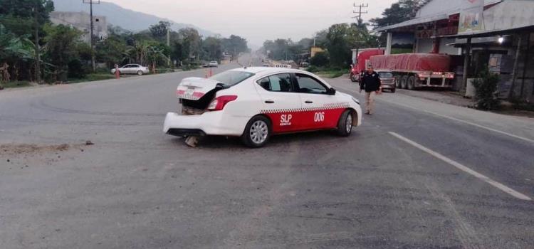 Taxi impactado por motociclista