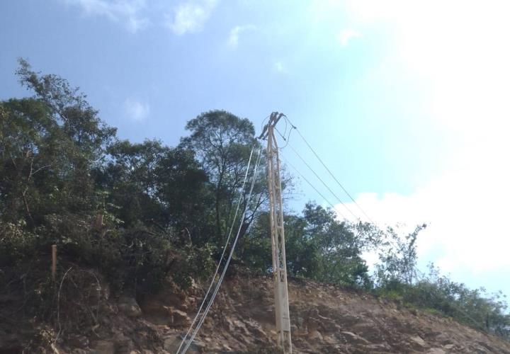 Instalan nuevos postes CFE ante construcción de autopista