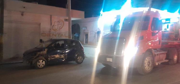 TRÁILER IMPACTÓ A UN AUTOMÓVIL