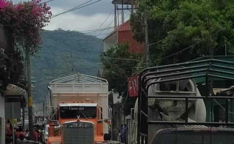 Camión reventó cables en la Avenida Juárez