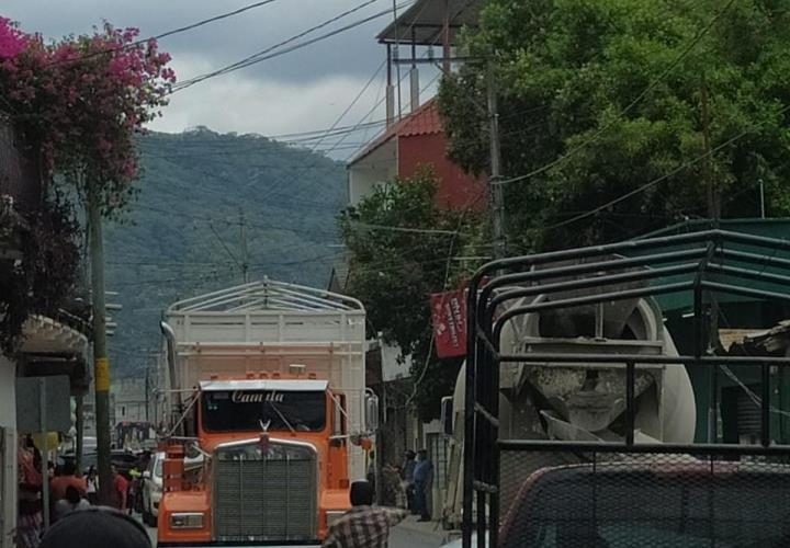 Camión reventó cables en la Avenida Juárez