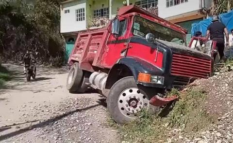 Se impacta camión materialista contra un cerro en Chapulhuacán