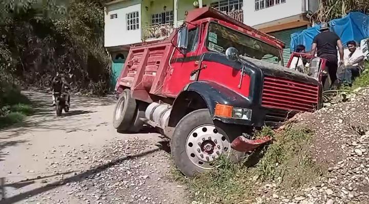 Se impacta camión materialista contra un cerro en Chapulhuacán