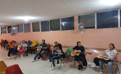 Concluirá curso de guitarra en biblioteca
