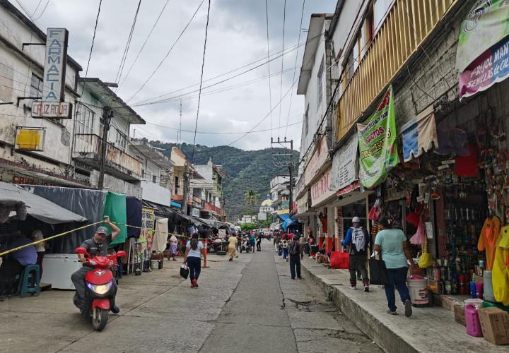 Acusan ladrones en la plaza