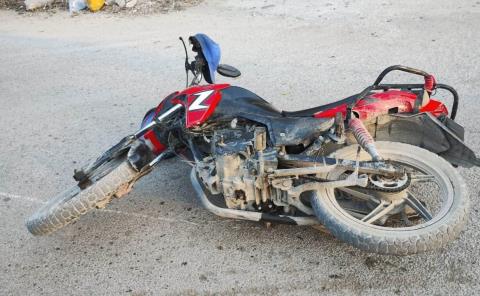 Chocó motociclista contra un vehículo