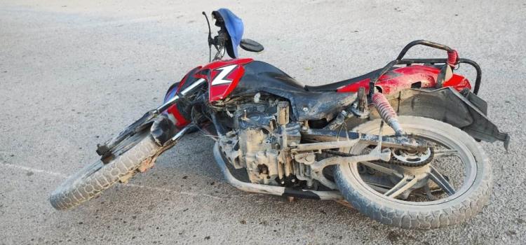 Chocó motociclista contra un vehículo