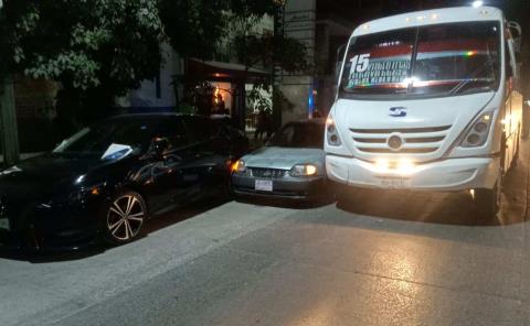 Chocó autobús contra vehículos