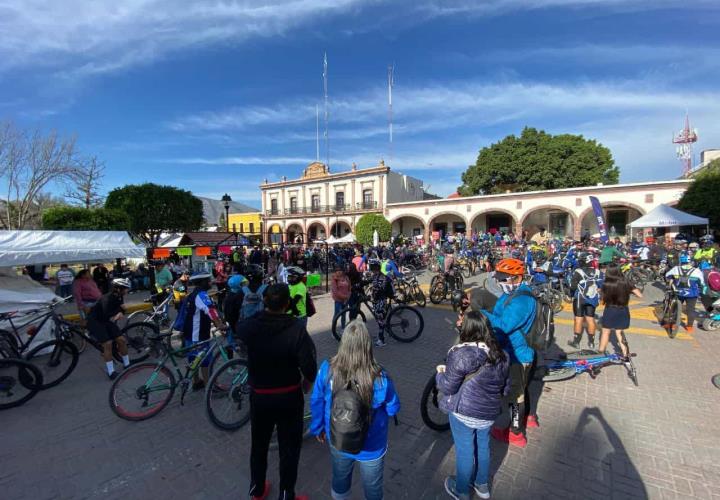 Participan cientos de ciclistas en el Reto 60K de la Sierra Gorda