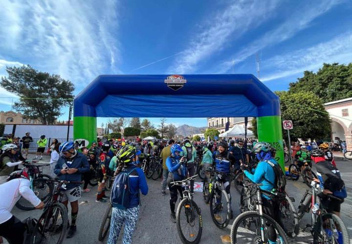 Participan cientos de ciclistas en el Reto 60K de la Sierra Gorda