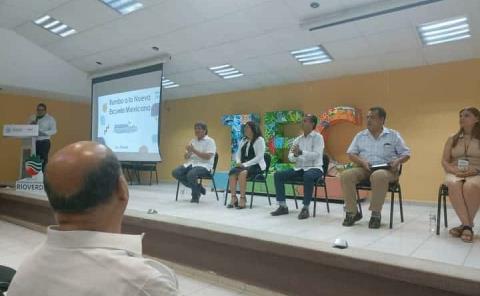 Maestros tuvieron  un foro educativo