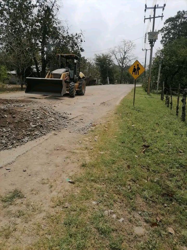 Pobladores del Hulero dan mantenimiento a carretera