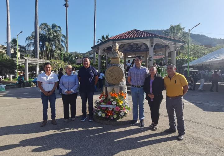 Conmemoran el natalicio de Benito Juárez en la alcaldía