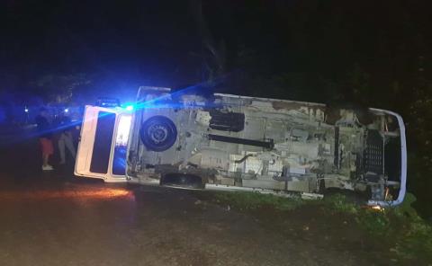 Turistas lesionados al volcar camioneta