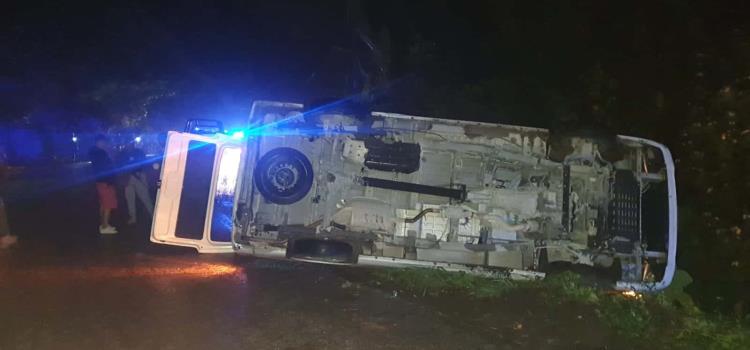 Turistas lesionados al volcar camioneta