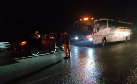 Autobús chocó contra vehículo