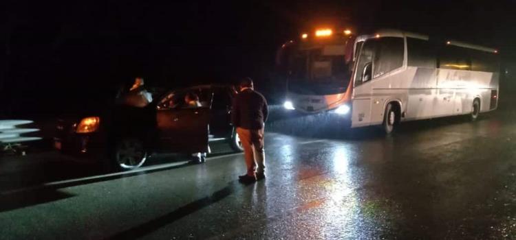 Autobús chocó contra vehículo