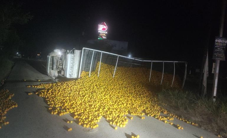 Camión cargado de naranjas volcó