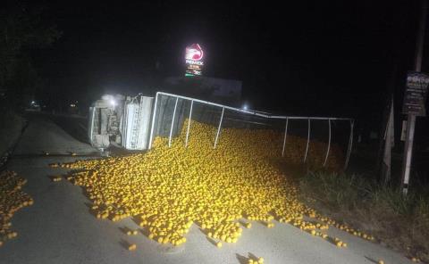 Se volcó un camión cargado de naranjas