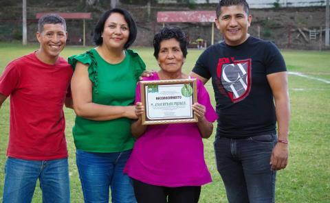 Doña Eva Rivas Flores recibió reconocimiento en juego de TDP
