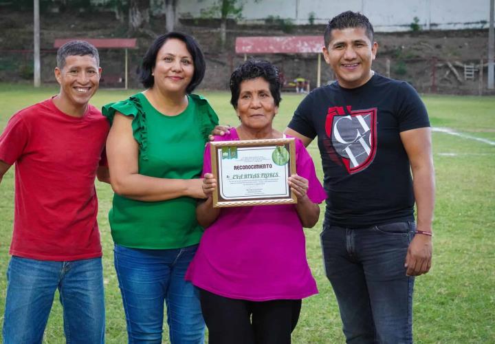 Doña Eva Rivas Flores recibió reconocimiento en juego de TDP