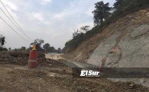 Cierre de Carretera Genera Inconvenientes en Tamazunchale-Matlapa
