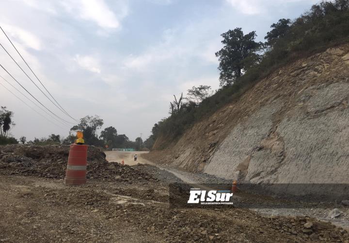 Cierre de Carretera Genera Inconvenientes en Tamazunchale-Matlapa