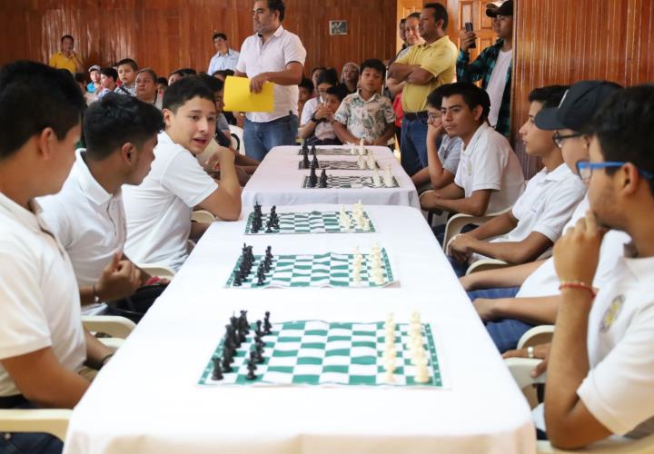 Con éxito jóvenes participaron en  torneo de ajedrez 
