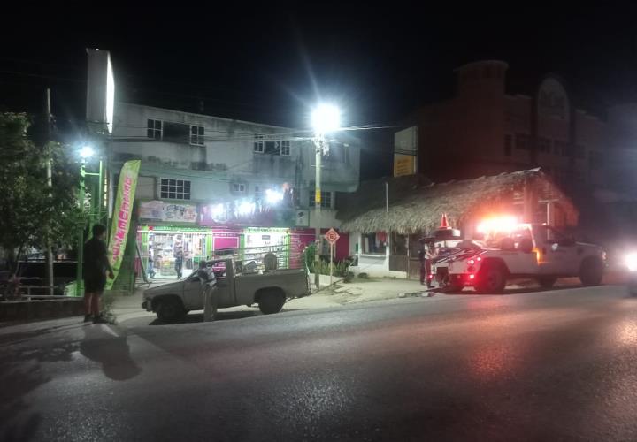 Se estrelló camioneta contra una barda en Zacatipán
