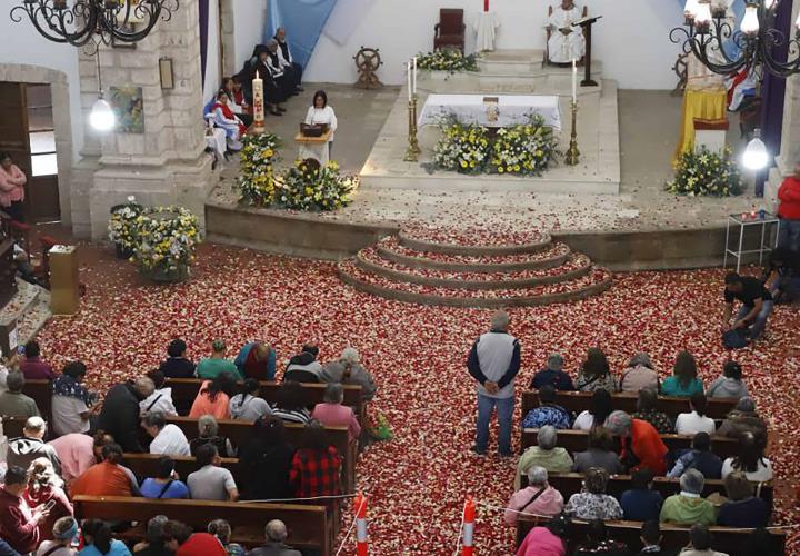 Mineral del Chico despide Semana Santa con "lluvia de pétalos"