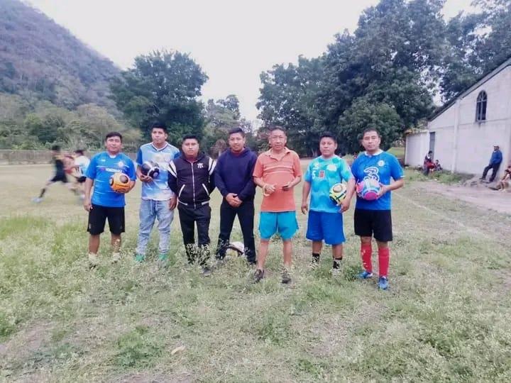 Jóvenes limpian campo deportivo en Xochiayo